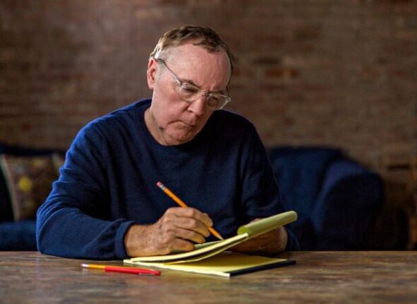 从广告巨头到亿万作家：詹姆斯·帕特森的工业化知识付费传奇